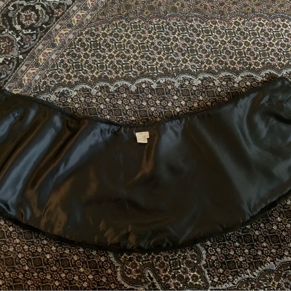 Black velvet shawl stole, great condition, classy and fully lined. - Picture 7 of 7